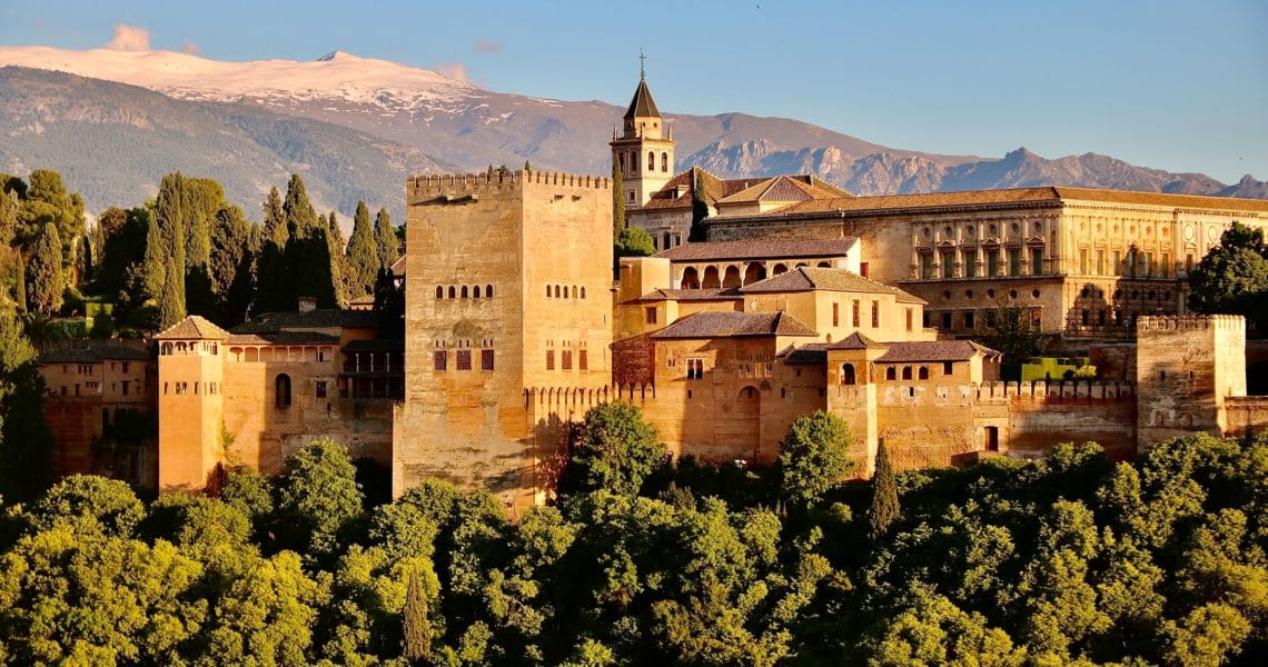 L'Alhambra de Grenade, avec la Sierra Nevada derrière