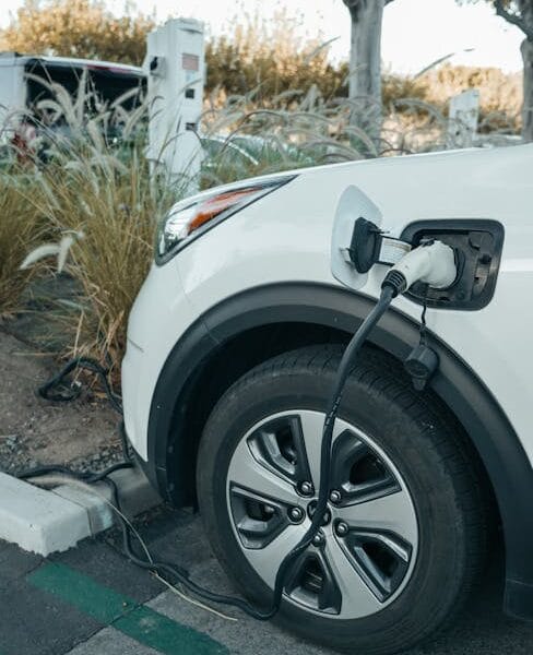 Explorer l'Espagne au Volant d'une Voiture Électrique : Mon Guide des Bornes de Recharge et des Golfs Éco-responsables